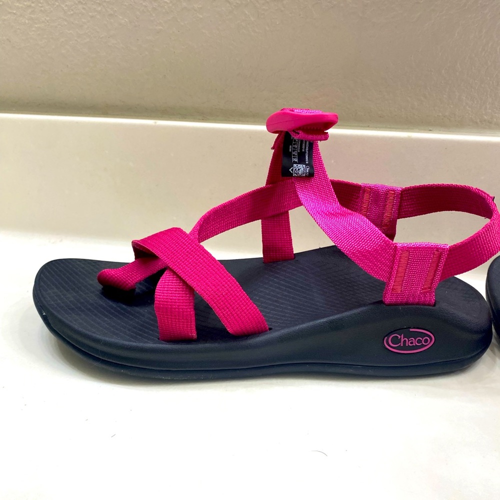 Never worn CHACO women’s size 8M cushioned sandal